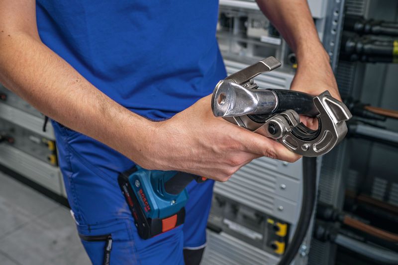 Cordless hydraulic crimping tool