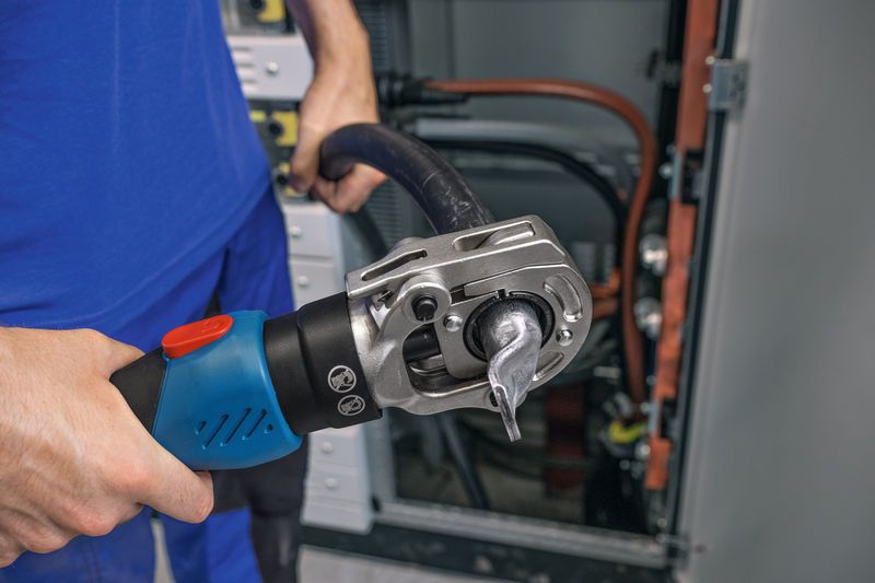 Cordless hydraulic crimping tool